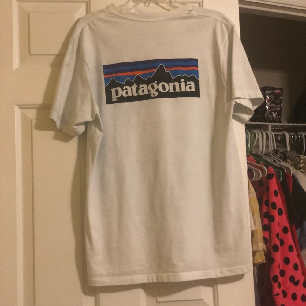 Patagonia T-shirt in white price is negotiable😊🔆